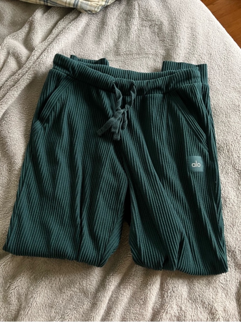 Alo Yoga Women’s Emerald Green Muse Sweatpants Small - Picture 4 of 6